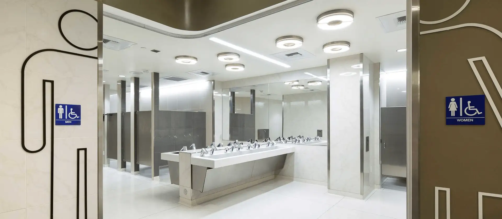 Baño comercial con accesorios coordinados