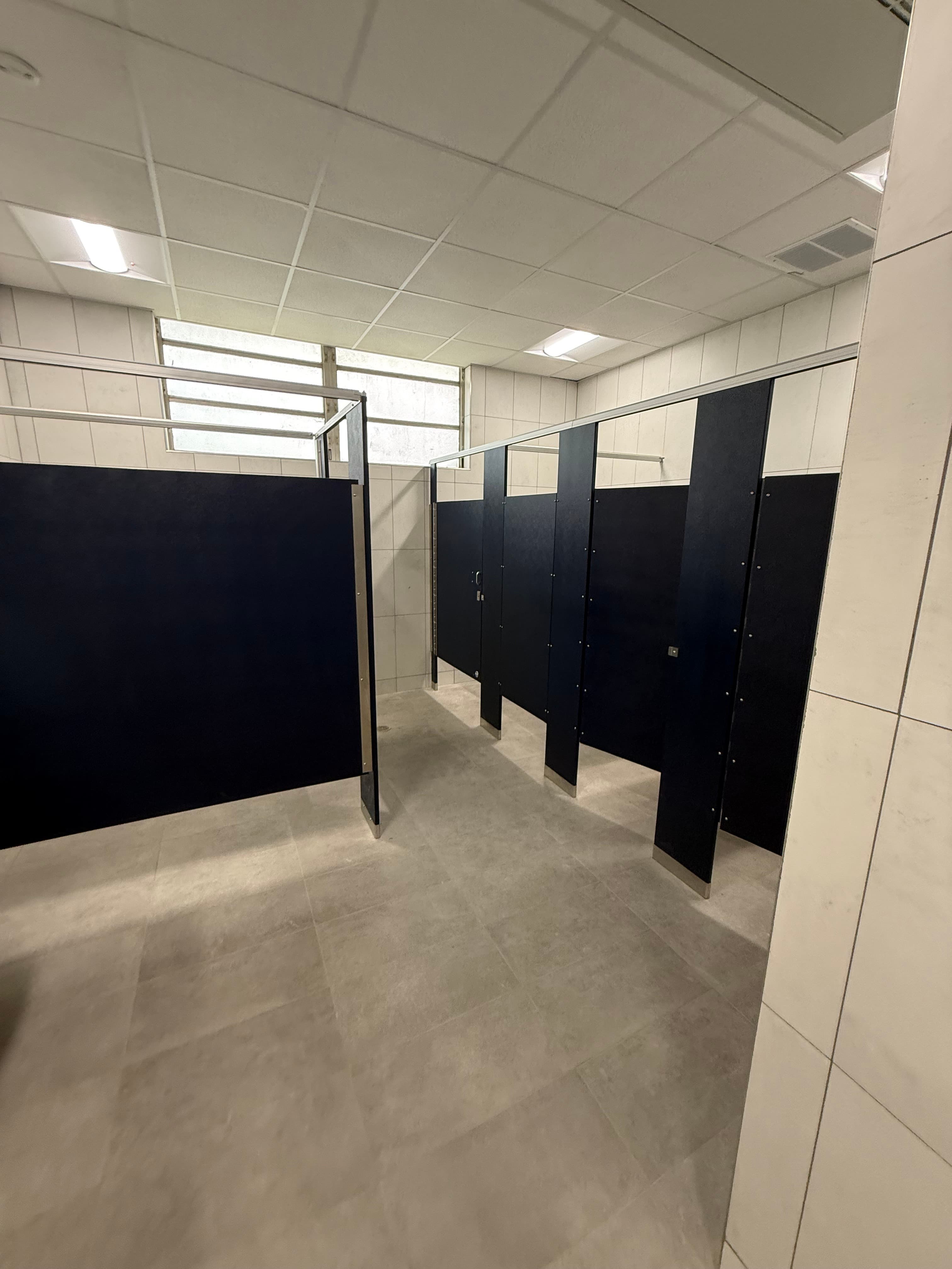 Particiones de plástico sólido (hdpe) instaladas en un baño comercial