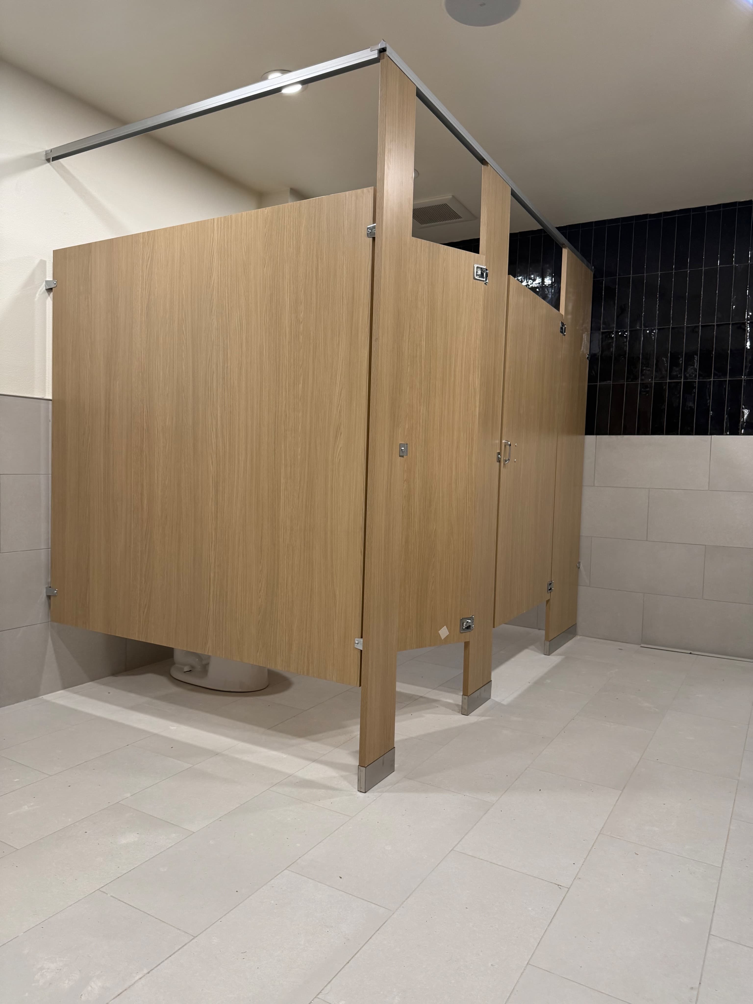 Particiones de laminado plástico instaladas en un baño comercial