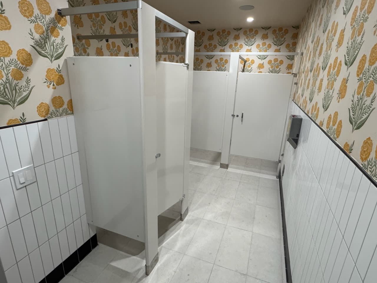 Particiones de acero con recubrimiento instaladas en un baño comercial