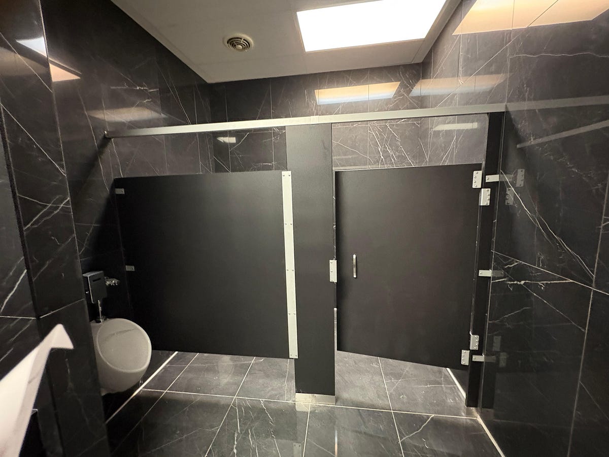 Alcove bathroom partition layout with stalls enclosed by three walls